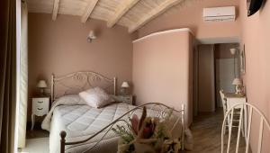 圣维托La Soffitta di EmmaSofia的卧室配有一张床