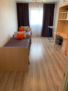 安加尔斯克Apartments 29 micro-district的一间设有两张床和一张沙发的房间