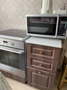 安加尔斯克Apartments 29 micro-district的厨房配有微波炉和炉灶。