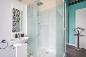 布达佩斯Nador Boutique- Best Location, By BQA的一间带玻璃淋浴和水槽的浴室