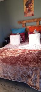 索韦托Lapa la Bakgatlha的床上配有被子和枕头