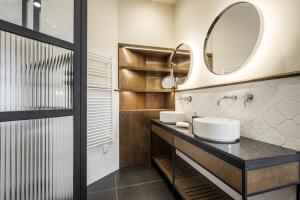 布达佩斯Budapest Eye- Boutique Suites, by BQA的一间带水槽和镜子的浴室