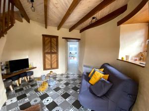 Saint-Georges-du-Puy-de-la-GardeLE MOULIN DES GARDES的客厅设有蓝色的沙发和 ⁇ 木地板