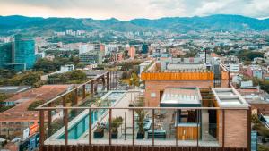 麦德林Hotel Marquee Medellín的从建筑屋顶可欣赏到城市美景