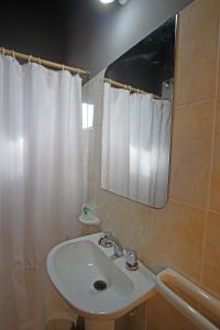 科罗拉多河Las Cabañas的一间带水槽和镜子的浴室