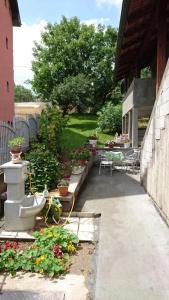 索科矿泉村NEW Novi Apartment Mirjana的花园种有鲜花,配有桌椅