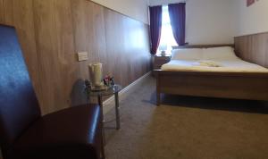 布莱克浦The Hopton Hotel的一间小卧室,配有床和窗户