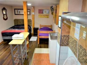 拉塞雷纳Hostal Mi Maravilla的小房间设有一张床和一张桌子