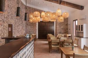 BenafimQuinta do Freixo的餐厅设有酒吧和木桌及椅子