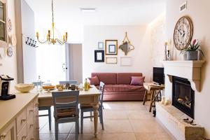 阿尔贝罗贝洛iannet的一间厨房和一间带红色沙发的客厅