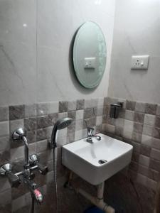 CanaguinimJJ Holiday Homes的一间带水槽和镜子的浴室