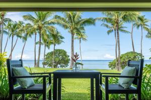 瓦阿Shangri-La Yanuca Island, Fiji的一张桌子和两把椅子,享有海景