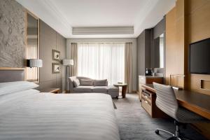 北京北京嘉里大酒店 - 香格里拉集团的配有一张床和一把椅子的酒店客房
