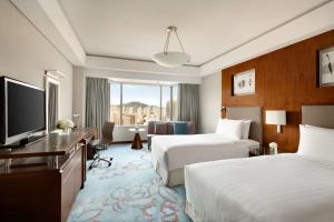 青岛 青岛香格里拉（五四广场）的酒店客房设有两张床和一台平面电视。