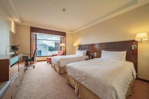 深圳深圳香格里拉, 近罗湖口岸，室外泳池的酒店客房设有两张床和窗户。