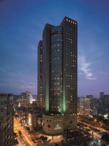 台北台北远东香格里拉的一座高大的建筑,城市里灯火通明