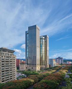 台北台北远东香格里拉的城市中一群高大的建筑