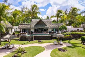 托舵道斯Shangri-La Le Touessrok, Mauritius的一座别墅,设有游泳池和棕榈树
