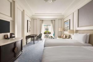伊斯坦布尔伊斯坦布尔博斯普鲁斯香格里拉酒店的酒店客房配有两张床和一张书桌