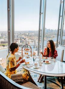 伦敦伦敦碎片大厦香格里拉大酒店的坐在餐厅桌子上的两名妇女