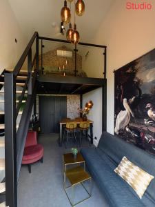 哈尔德伦Onder de Molen的客厅设有蓝色的沙发和楼梯。