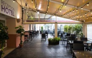阿列日河畔的塔拉斯孔乐贝尔维尤酒店的一间空餐厅,配有桌椅和灯