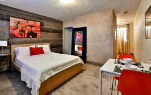迈阿密Krymwood Flats Wynwood - By RocketStay的一间卧室配有一张床铺和一张桌子,还有一间用餐室