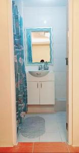 卡加盐德奥罗One Oasis By Paseo de Corazon Residence的一间带水槽和镜子的浴室
