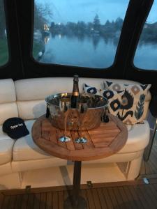 埃格姆ENTIRE LUXURY MOTOR YACHT 70sqm - Oyster Fund - 2 double bedrooms both en-suite - HEATING sleeps up to 4 people - moored on our Private Island - Legoland 8min WINDSOR THORPE PARK 8min ASCOT RACES Heathrow WENTWORTH LONDON Lapland UK Royal Holloway的相册照片