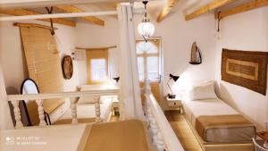 卡利诺岛Afrodite Luxury Rooms的小房间设有床和窗户