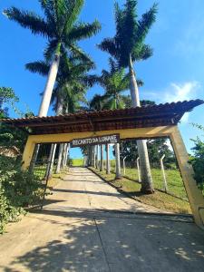 皮拉伊河畔巴拉Pousada Recanto da Lunane的通往棕榈树道路上海滩的大门