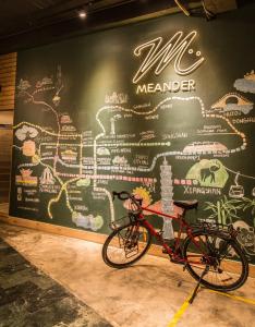 台北台北漫步 - 西门馆的一辆自行车停在墙上,上面有地图