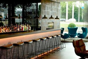 阿姆斯特丹阿姆斯特丹一号汽车旅馆的大楼内的酒吧,提供椅子和饮料