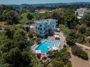 罗德岛卡利地亚Aphrodite Apartments的享有带游泳池的大房子的空中景致