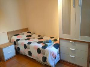 蒙达Acogedor duplex a 15min de Marbella的小卧室配有带牛皮图案毯子的床