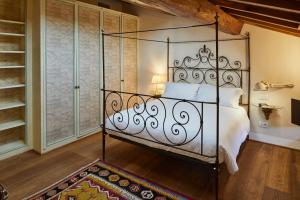 拉文纳Casa Gugù的一间卧室配有一张带锻铁床头板的床