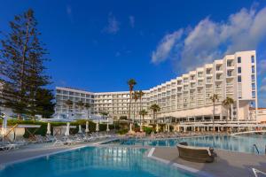 帕福斯莱昂纳多广场塞浦路斯马里斯海滩酒店及Spa的大型酒店,设有游泳池和度假村