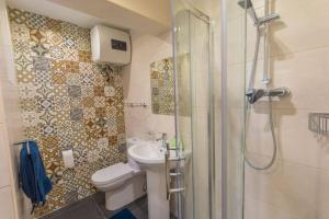 弗洛里亚纳Central Valletta house的带淋浴、卫生间和盥洗盆的浴室