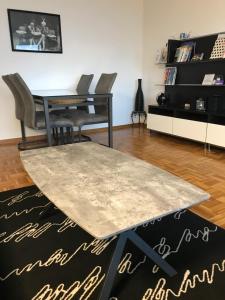 科隆科隆道依茨公寓的客厅配有桌椅和地毯。