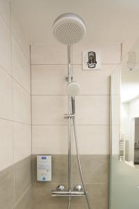 费蒂亚基里亚德里默奇苏德费西亚酒店的浴室内配有淋浴和头顶淋浴