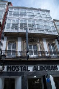 拉科鲁尼亚Alda Alborán Rooms的前面有医院抗逆转录病毒标志的建筑