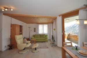 散特Costa dad Archas A4的客厅配有绿色沙发和桌子