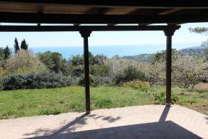 锡罗洛Villa Panorama Sirolo的从房子的门廊上可欣赏到海景