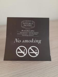 博洛尼亚Appartamenti Astoria的桌子上没有吸烟的标志