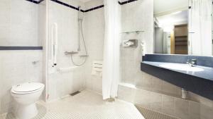 伦敦快捷假日皇家码头酒店酒店的浴室配有卫生间、盥洗盆和淋浴。