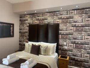 托基Arran Lodge B&B的卧室设有由书籍制成的墙壁
