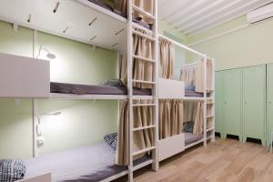 昂蒂布Backpackers的宿舍间配有双层床。