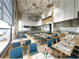 麦纳麦Grand Swiss-Belhotel Waterfront Seef的大型用餐室配有桌子和蓝色的椅子