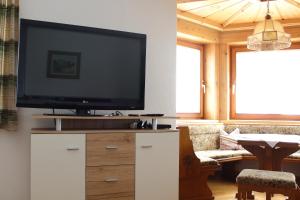 平茨高谷地霍勒尔斯巴赫Ferienwohnung Innerhofer的客厅配有梳妆台上的平面电视