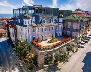 伊斯坦布尔Amiral Palace Hotel Boutique Class的享有一座鲜花盛开的大建筑的顶部景色